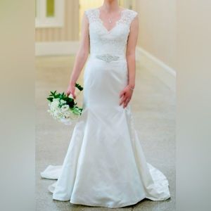 Ivory wedding gown, trumpet style, lace details